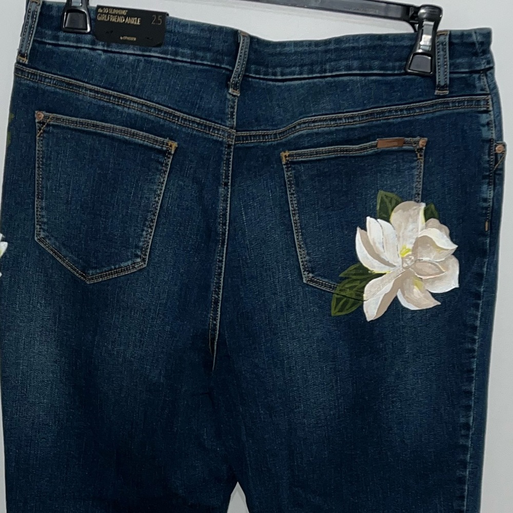 Chico's Navy Floral Embroidered Cropped Jeans - EUC - Picture 2 of 9